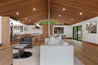 806 W Schubert St, Fredericksburg, TX 78624