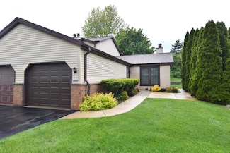 8245 S Legend Dr, Franklin, WI 53132