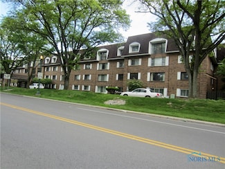 4343 W Bancroft St Unit 2D, Ottawa Hills, OH 43615