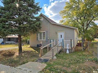 178 S Heaton St, Farmington, IL 61531