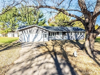 202 S Ridge Dr NE, Waverly, IA 50677