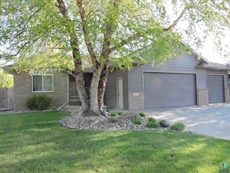 7512 W Stoney Creek St, Sioux Falls, SD 57106