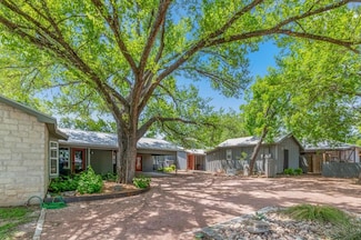 305 N Elk St, Fredericksburg, TX 78624