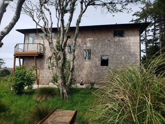 380 Village Ln, Yachats, OR 97498