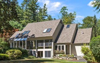 3 Williamsburg Ln, Bedford, NH 03110