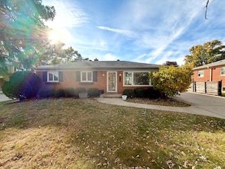 1S518 Macarthur Dr, Oakbrook Terrace, IL 60181