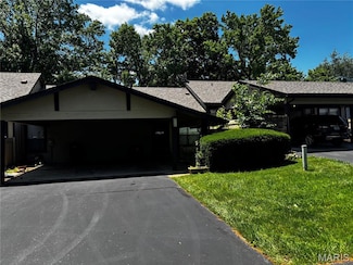 11021 Thousand Oaks Dr, Saint Louis, MO 63136