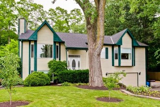 307 Glenice Pkwy, Fox River Grove, IL 60021