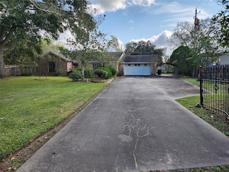 2200 Golden Ave, Bay City, TX 77414