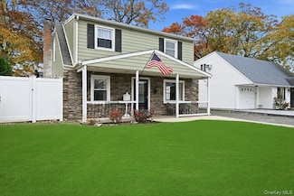 233 S Alleghany Ave, Lindenhurst, NY 11757