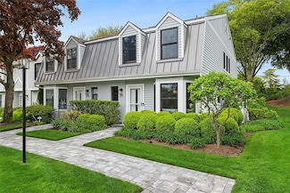 50 Hubbard Ln Unit 117, Southampton, NY 11968