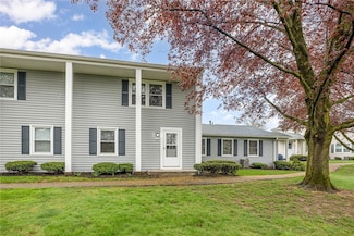 22 Falcon Ln W, Fairport, NY 14450