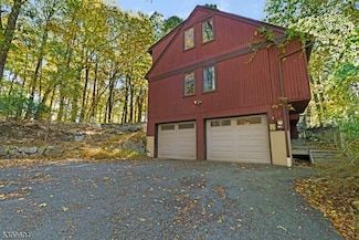 117 Upper Sunset Dr, Long Valley, NJ 07853