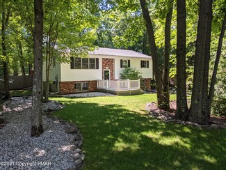15 Stonegate Ct, Mount Pocono, PA 18344