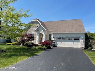 70 Sheldon Dr, Mechanicville, NY 12118