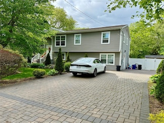 243 Sea Cliff St, Islip Terrace, NY 11752