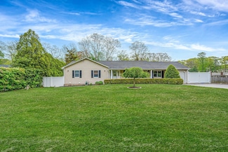 25 Whitewood Dr, Rocky Point, NY 11778