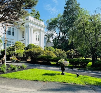 600 Washington St Unit 5, Wellesley, MA 02482