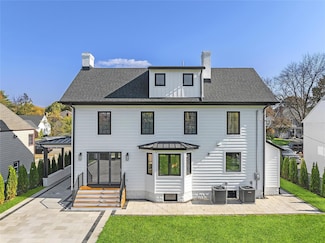 132 Arthur St, Garden City, NY 11530