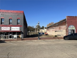 27 W Main St, Paris, AR 72855