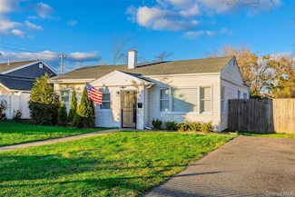 4 Somerset Rd N, Amityville, NY 11701