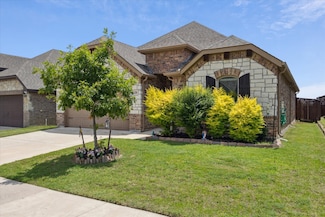 228 Bayonet Dr, White Settlement, TX 76108