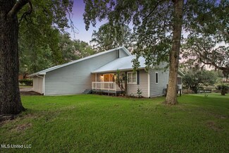2216 Santa Cruz St, Gautier, MS 39553