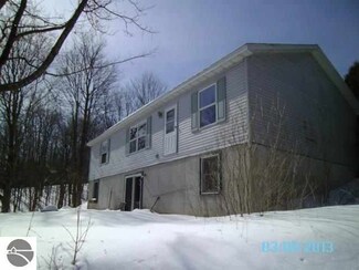 10750 E Johnson Rd, Northport, MI 49670