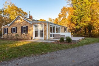 21 Meadowbrook Ln, Mattapoisett, MA 02739