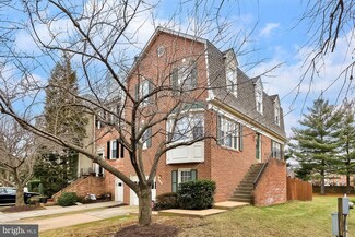 8001 Merry Oaks Ln, Vienna, VA 22182