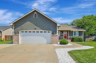 616 E Peach Ave, Haysville, KS 67060