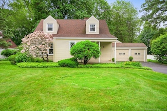 8 Bailey St, Trumbull, CT 06611
