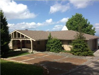 727 E Brow Rd, Lookout Mountain, TN 37350