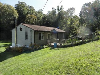 61 E Simmons Rd, Eighty Four, PA 15330
