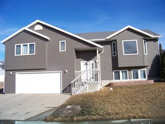 3219 N 19th St, Bismarck, ND 58503