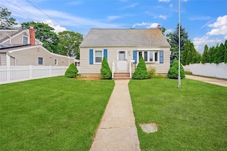 6 Vermont St, Lindenhurst, NY 11757