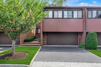 3 Cricket Club Dr, Roslyn, NY 11576