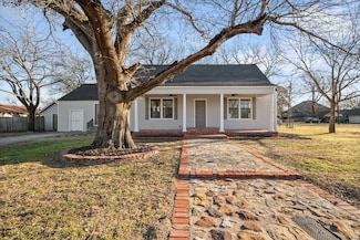 308 S Fordyce St, Blooming Grove, TX 76626