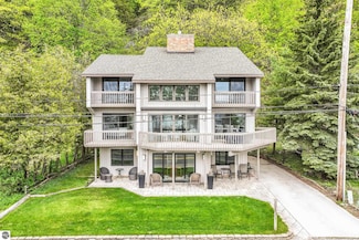 4312 Crystal Dr, Beulah, MI 49617