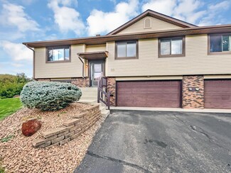 5572 Donegal Dr, Saint Paul, MN 55126