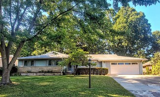 702 La Sell Dr, Champaign, IL 61820