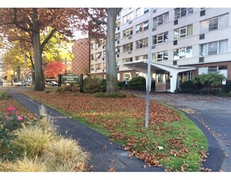 10 Hammond Pond Pkwy Unit 302, Chestnut Hill, MA 02467