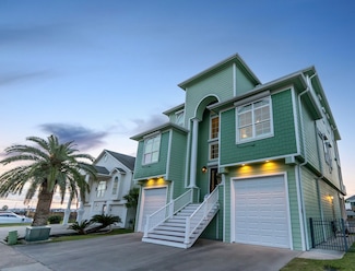 128 Starboard Dr, Dickinson, TX 77539