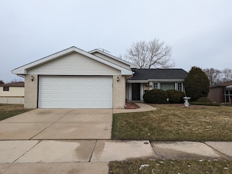 808 E 194th St, Glenwood, IL 60425