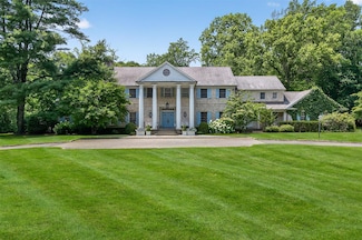 8 Danton Ln S, Locust Valley, NY 11560