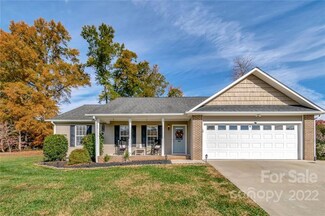 2491 Harvest Dr, Hickory, NC 28601