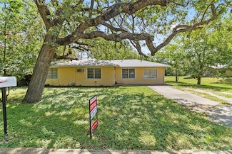 1214 Oak St, Burnet, TX 78611