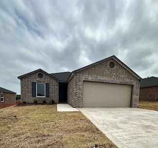 794 SW 11th St, Moore, OK 73160