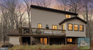 19 Livingston Ln, Gouldsboro, PA 18424