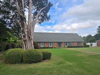 118 Cedarcrest Dr, Florence, AL 35630